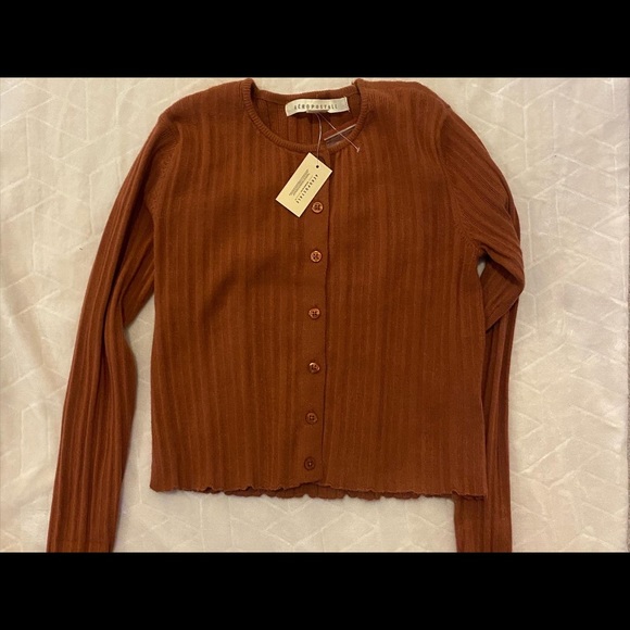 Tops - Picture 2 of 8